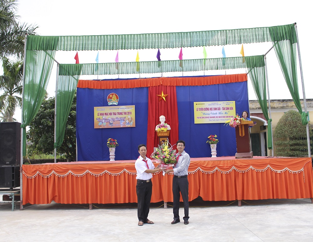 Nghemoigioi.vn trao học bổng Nâng cánh ước mơ cho học sinh Thái Bình Nghemoigioi.vn trao học bổng Nâng cánh ước mơ cho học sinh Thái Bình