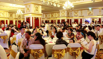 the-golden-palm-hut-khach-ngay-dau-ra-mat-1