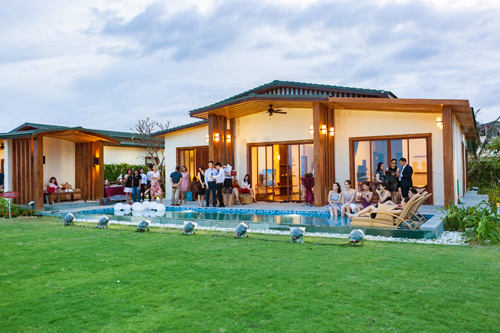 thiet-ke-sang-trong-cua-biet-thu-mau-m-venpick-cam-ranh-1