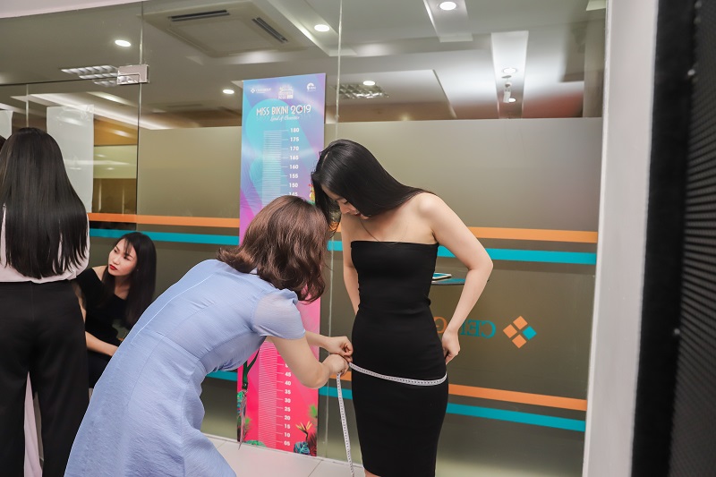 Thí sinh dự thi đo chỉ số 3 vòng
